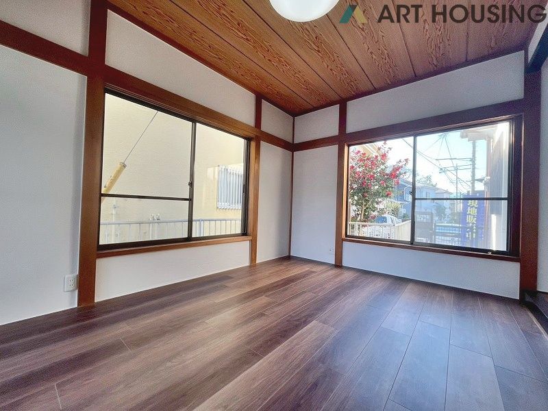 落ち着いた色調の洋室です