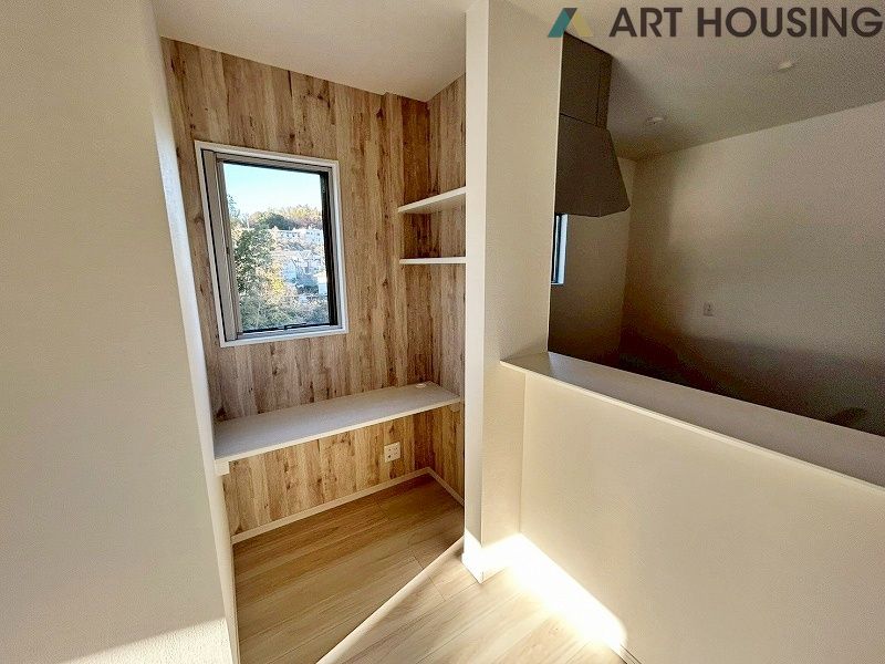 居間 - 棚付きのスタディカウンターがございます!