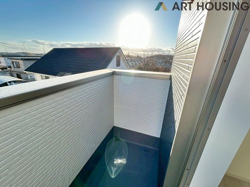 バルコニー - 開放的で明るい空間を演出してくれるバルコニーです