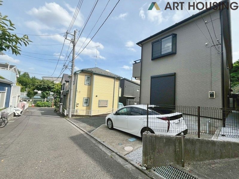 前面道路含む現地写真です