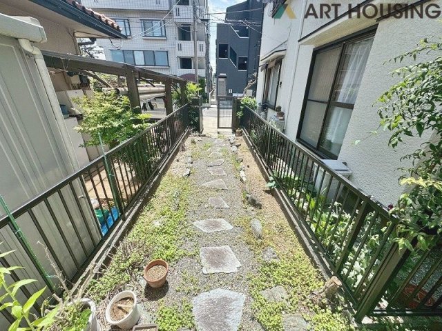 外観 - 玄関を出てすぐに道路がないので、より安心して暮らせます☆