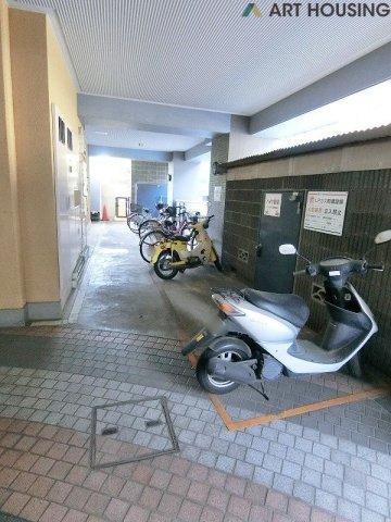 手前側がバイク置場です!屋根付きのため雨風を防ぐ事が出来ます