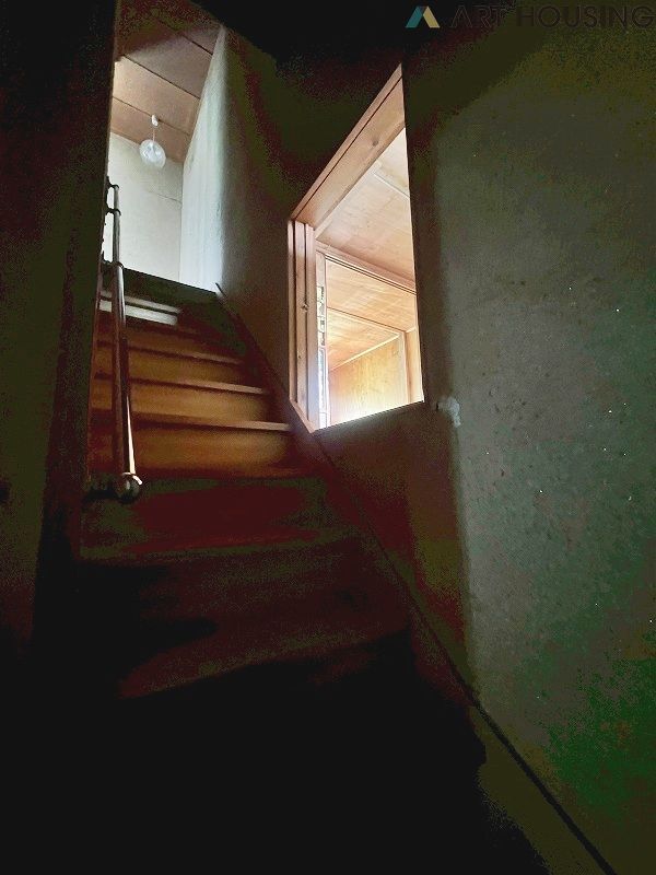 内装 - 階段の途中に中2階がございます