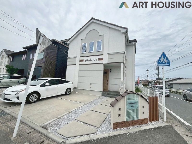駐車場 - 駐車場があるので、車を買う予定の方も安心です