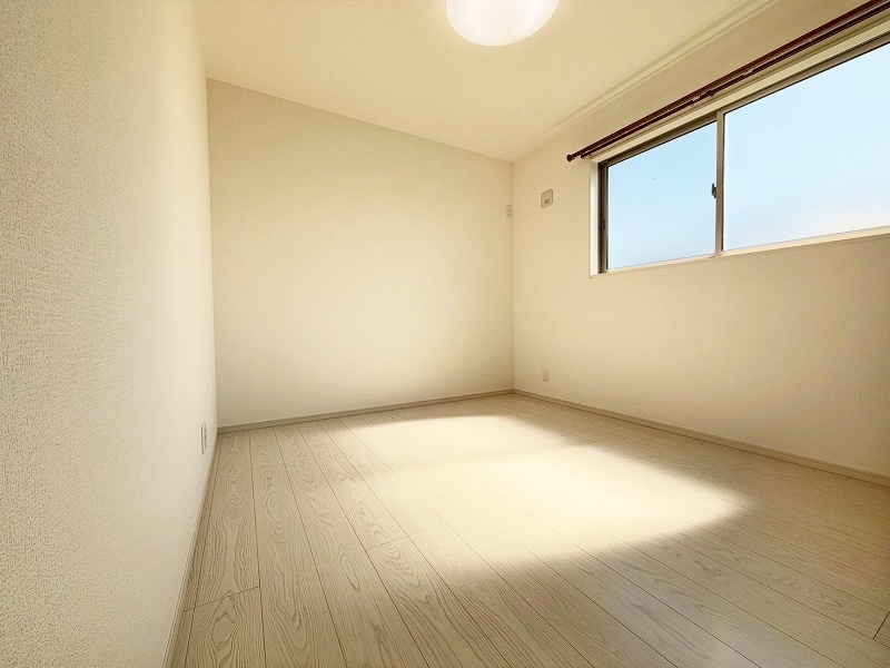 コンパクトで使いやすい洋室です