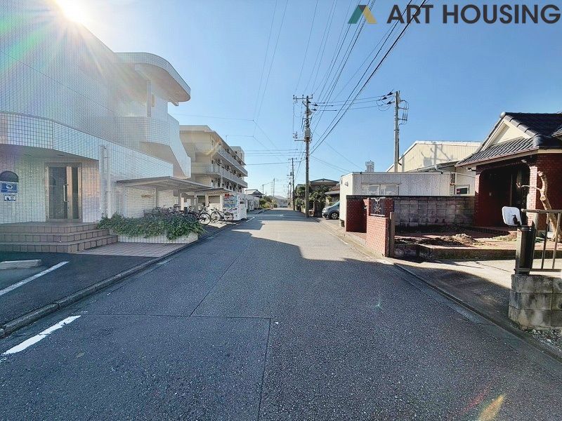 前面道路含む現地写真です