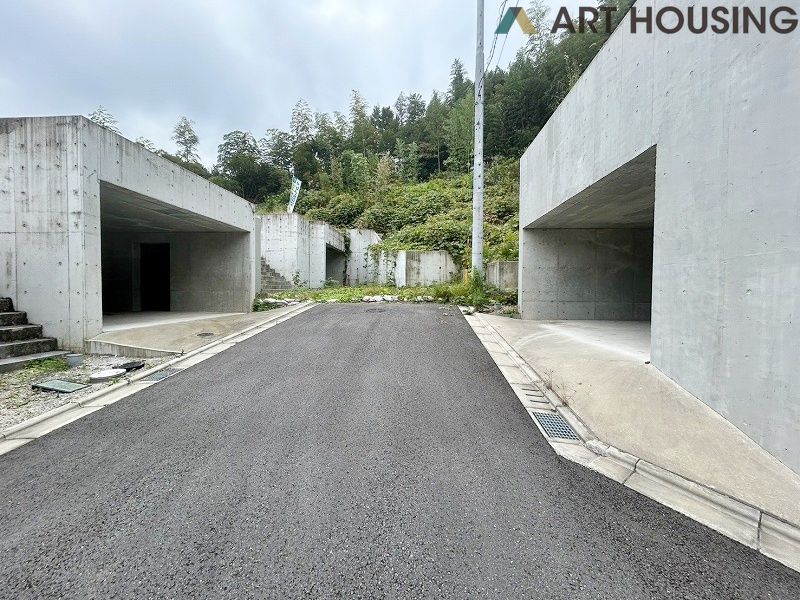 前面道路含む現地写真です