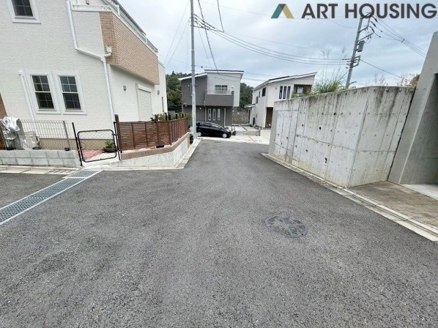 前面道路含む現地写真です